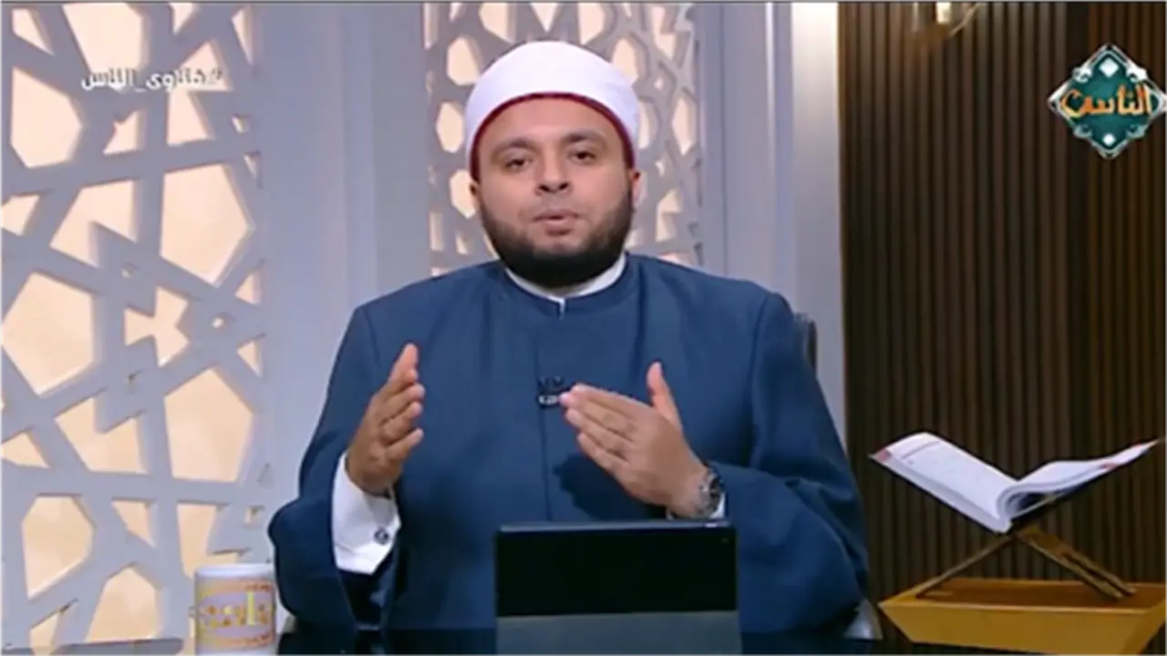هل يجوز متابعة الآيات بالمصحف أو الهاتف أثناء الصلاة؟